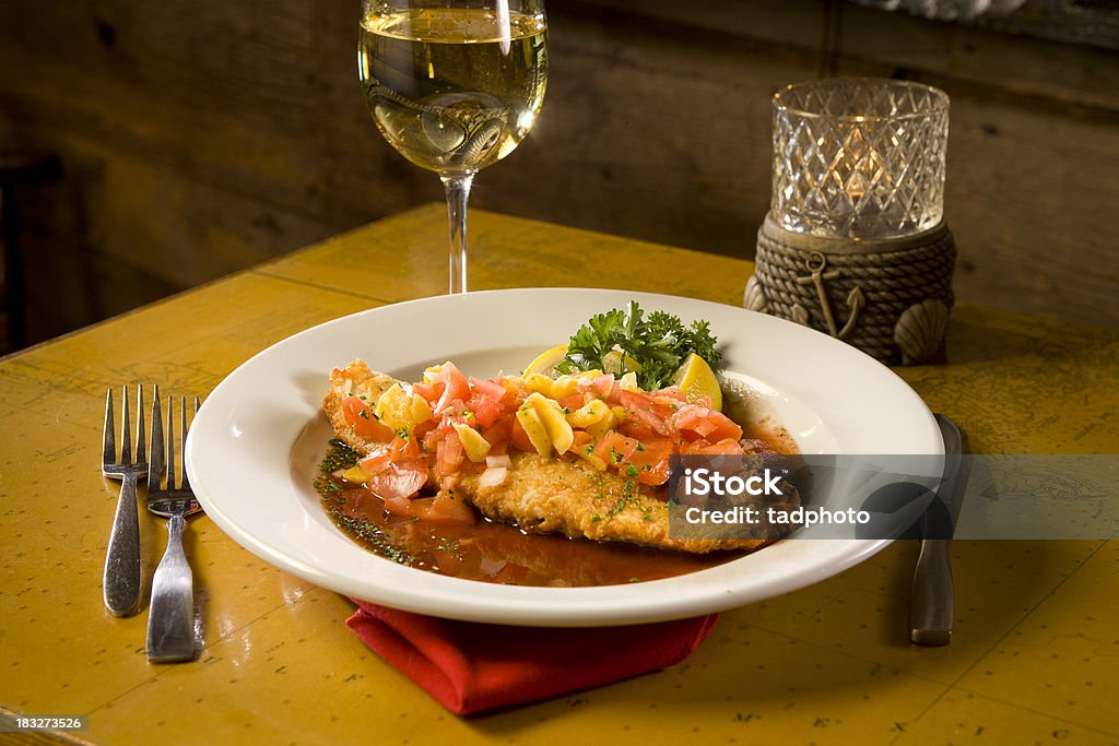 Filé de peixe empanado em ambiente agradável - Foto de stock de Bacalhau royalty-free