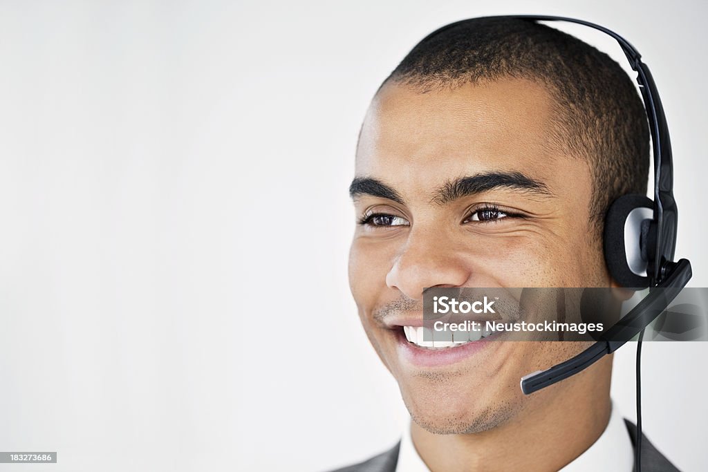 Joven empresario usando un auricular - Foto de stock de 20 a 29 años libre de derechos