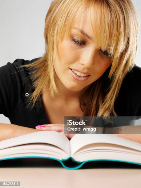 Bildung In Reading Stockfoto und mehr Bilder von Bildung - Bildung, Blondes Haar, Buch