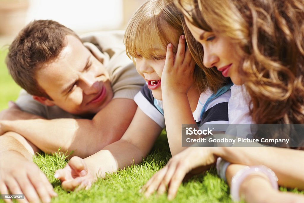 Joyeux petit garçon avec ses parents passer du temps en famille - Photo de Adulte libre de droits