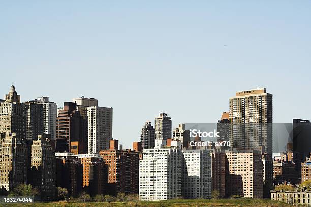 Skyline Della Città - Fotografie stock e altre immagini di Ambientazione esterna - Ambientazione esterna, Appartamento, Blu