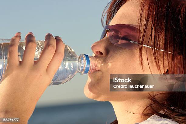 Photo libre de droit de Eau Potable banque d'images et plus d'images libres de droit de Adolescent - Adolescent, Adulte, Beauté