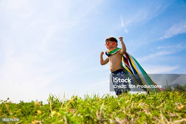 スーパーヒーロー少年腕アップを着てタオルゴーグル - ヒーローのストックフォトや画像を多数ご用意 - ヒーロー, ユーモア, 子供