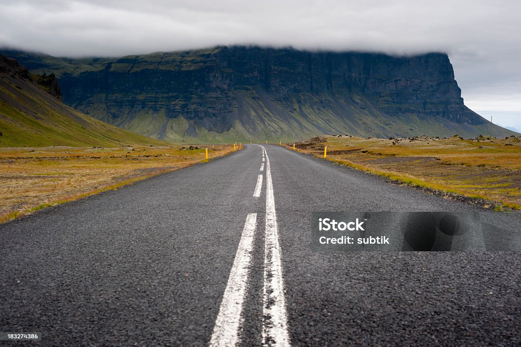 Estrada na Islândia - Foto de stock de Cercadura de Grama royalty-free