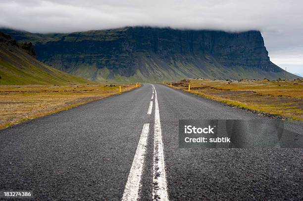 Foto de Estrada Na Islândia e mais fotos de stock de Cercadura de Grama - Cercadura de Grama, Céu - Fenômeno natural, Céu Dramático