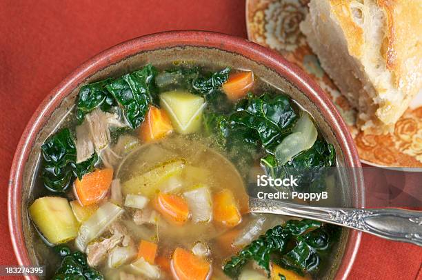 Photo libre de droit de Bol De Soupe Aux Légumes Avec De La Dinde Maison banque d'images et plus d'images libres de droit de Aliments et boissons - Aliments et boissons, Assiette, Bol et saladier