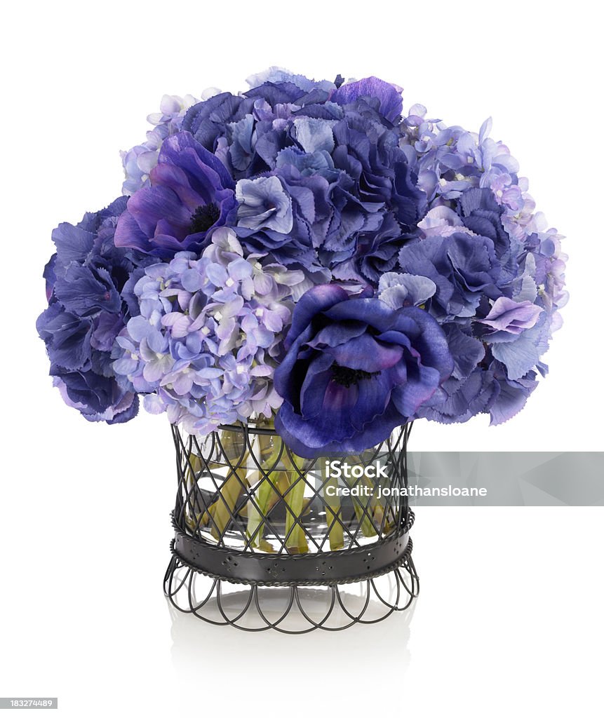 Blue hydrangeas e anêmonas no fundo branco - Foto de stock de Fundo Branco royalty-free