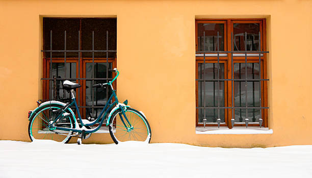 雪をかぶった緑色の壁を自転車で冬季ベルリンの壁 - bicycle wall green single object ストックフォトと画像