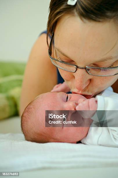 Photo libre de droit de Mère S Amour banque d'images et plus d'images libres de droit de Adulte - Adulte, Amour, Beauté