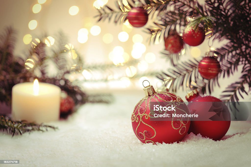 Vela con pelotas y el pino de Navidad - Foto de stock de Adorno de navidad libre de derechos