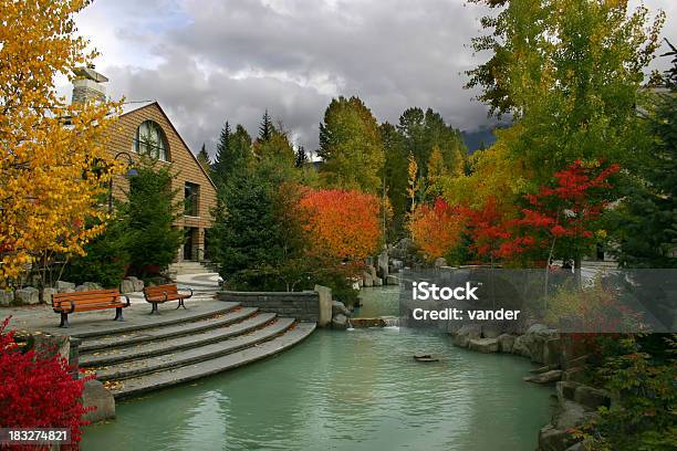 W Whistler Village - zdjęcia stockowe i więcej obrazów Whistler - Kolumbia Brytyjska - Whistler - Kolumbia Brytyjska, Jesień, Miasto