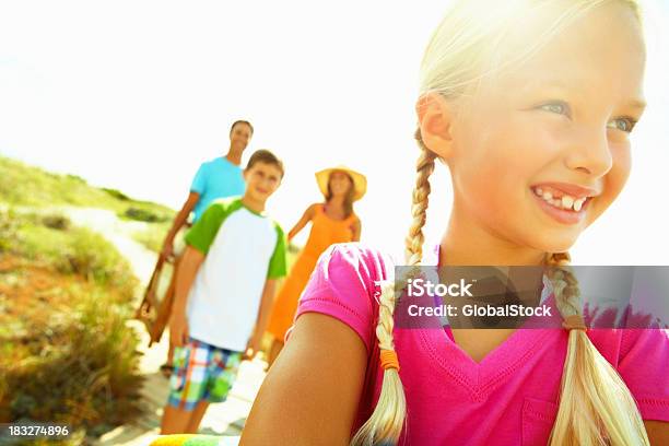 Lächelnd Mädchen Mit Der Familie Stockfoto und mehr Bilder von Alleinerzieher - Alleinerzieher, Aufregung, Das Leben zu Hause