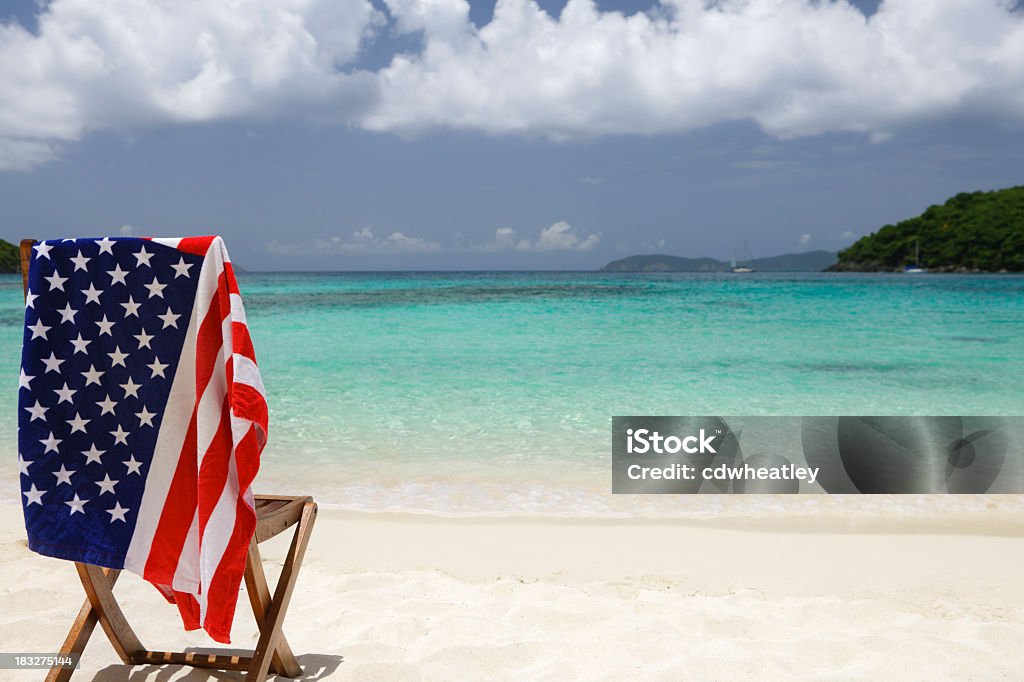 Cadeira com bandeira americana em uma praia Ilhas Virgens dos EUA - Foto de stock de Praia royalty-free