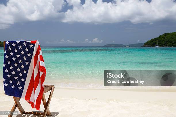 Foto de Cadeira Com Bandeira Americana Em Uma Praia Ilhas Virgens Dos Eua e mais fotos de stock de Praia