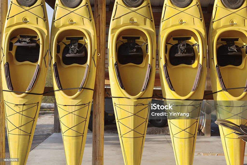 Ряд каяки в спортивный магазин Прокат оборудования отображение Гц - Стоковые фото Каяк роялти-фри
