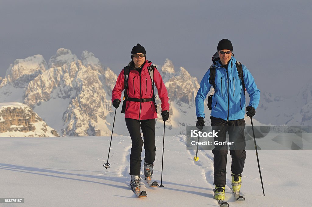 Couple ski de randonnée dans les Alpes-dolmites - Photo de Activité libre de droits