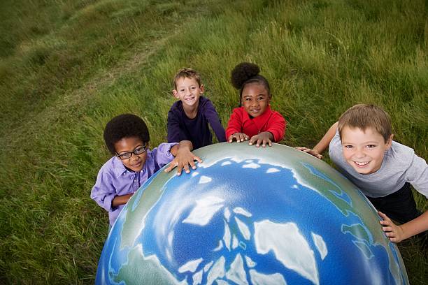 istock Children and the earth 183275359