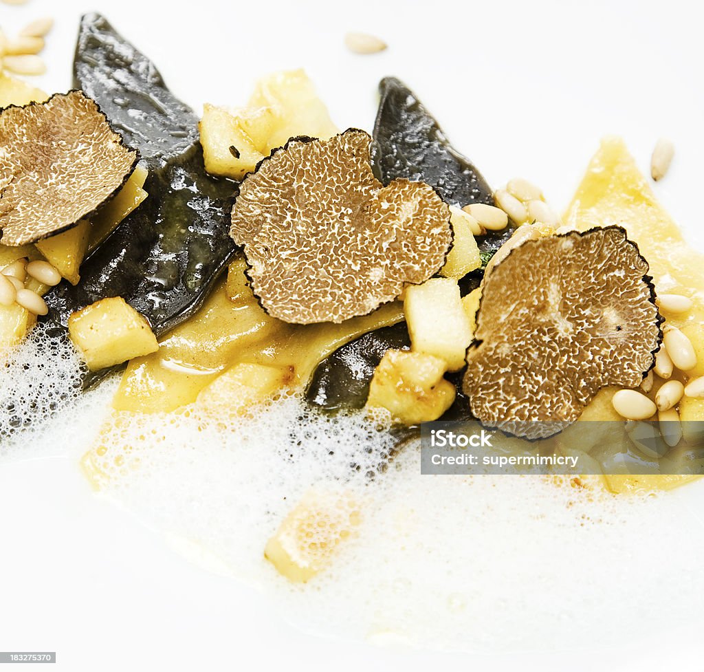 Ravioli con tartufo fette - Foto stock royalty-free di Tartufo - Fungo