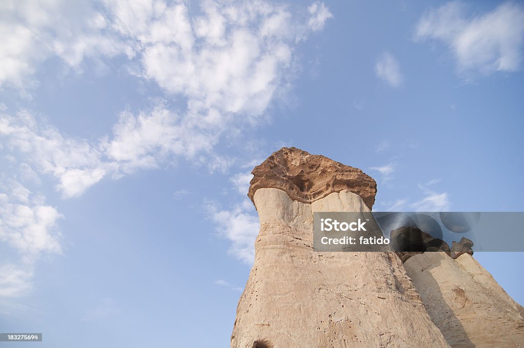 Camini delle fate in Cappadocia - Foto stock royalty-free di Ambientazione esterna