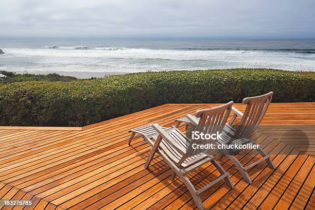 Foto de Deck Com Vista Para O Mar e mais fotos de stock de Olhar para Vista - Olhar para Vista, Ninguém, Terraço - Jardim