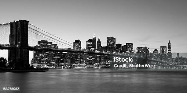 La Ciudad De Nueva Yorkpuente De Brooklyn Foto de stock y más banco de imágenes de Noche - Noche, Puente de Brooklyn, Blanco y negro