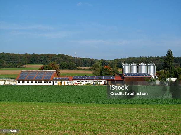 Farm Mit Solarzellen Stockfoto und mehr Bilder von Sonnenkollektor - Sonnenkollektor, Scheune, Landwirtschaft