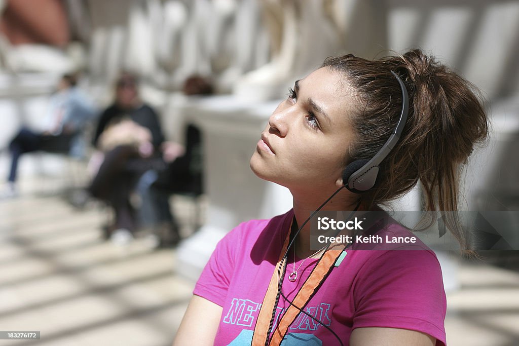 Garota em fones de ouvido escutando - Foto de stock de 20 Anos royalty-free