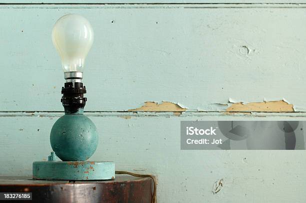 Голубой Номер С Лампой — стоковые фотографии и другие картинки Краска - Краска, Шелушащийся, В помещении