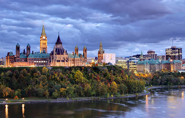 parlamento hill, ottawa, canadá - ottawa river fotografías e imágenes de stock