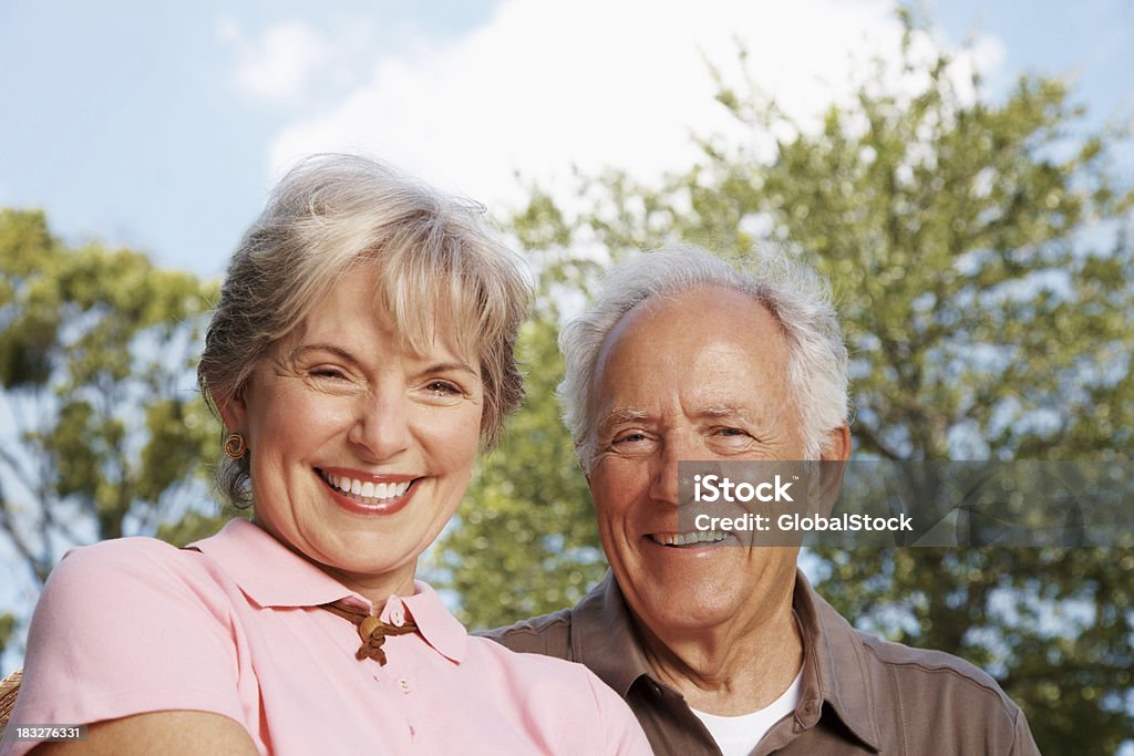 Velho casal feliz sorrindo juntos - Foto de stock de 70 anos royalty-free