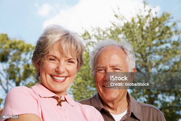Foto de Velho Casal Feliz Sorrindo Juntos e mais fotos de stock de 70 anos - 70 anos, Adulto, Adulto maduro