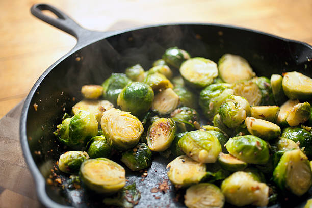 rosenkohl - cooked roasted cooking fried stock-fotos und bilder