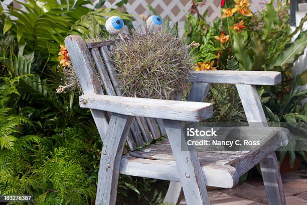 Drewniane Krzesło Na Patio Tropikalne Rośliny - zdjęcia stockowe i więcej obrazów Bez ludzi - Bez ludzi, Drewno - Tworzywo, Dzień