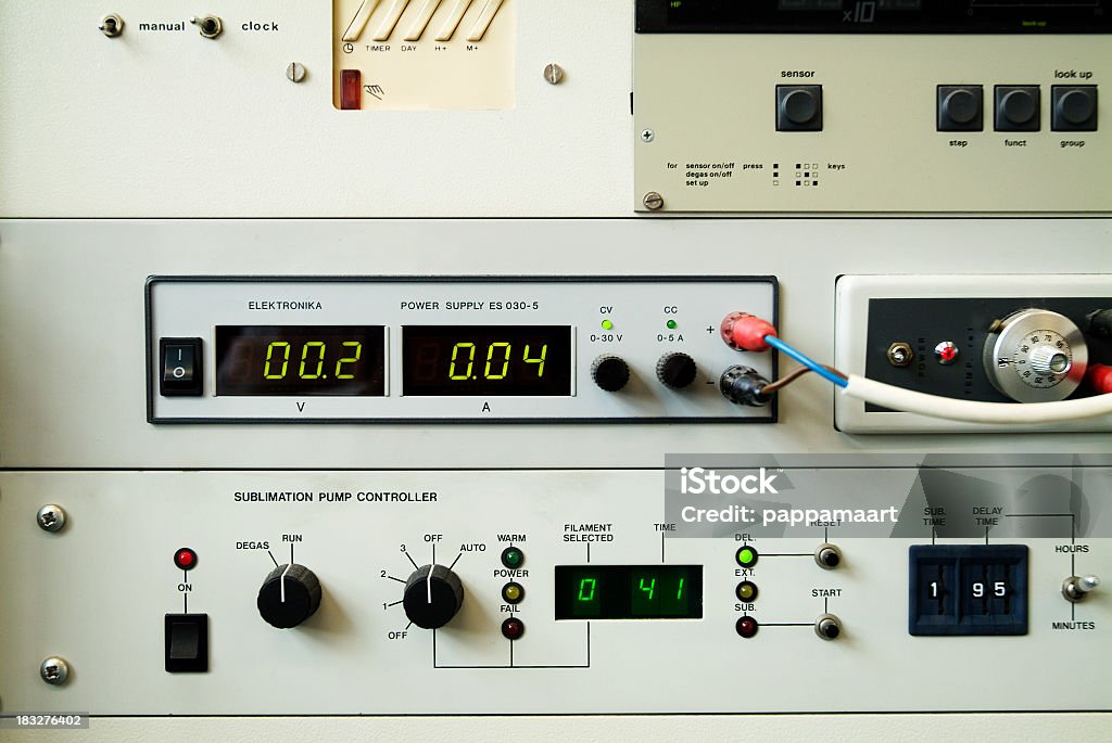 Scientifique electronical plat - Photo de Blanc libre de droits