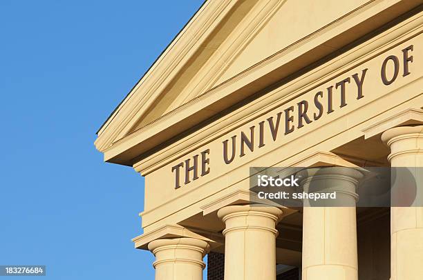 Photo libre de droit de Situé À Proximité De Luniversité De banque d'images et plus d'images libres de droit de Bâtiment vu de l'extérieur - Bâtiment vu de l'extérieur, Colonne architecturale, Espace texte