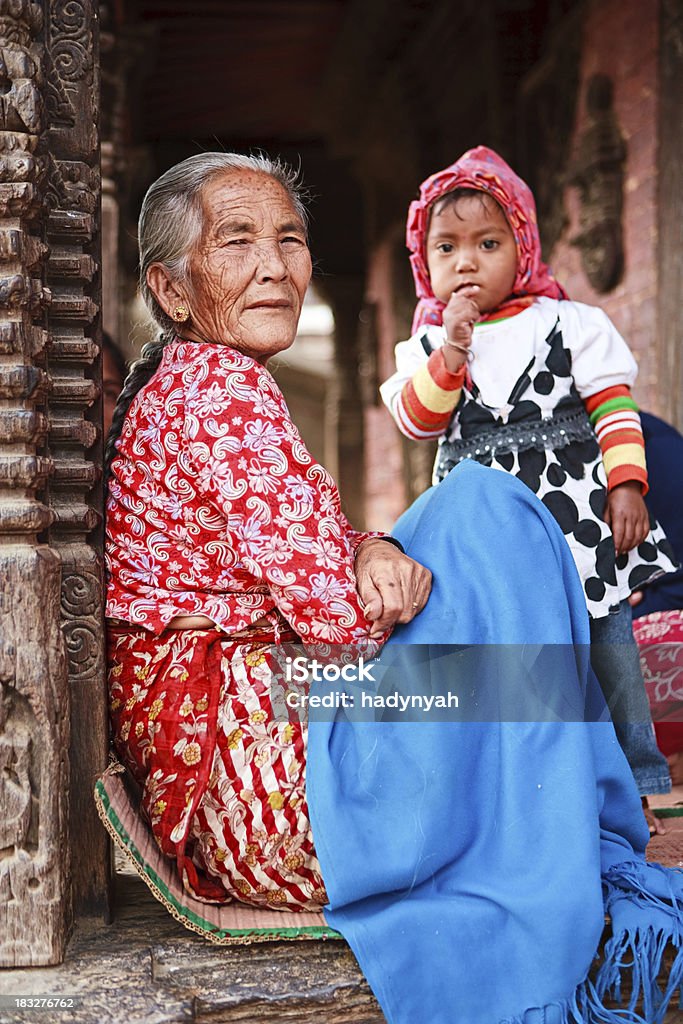 Népalais vieille femme et sa petite-fille - Photo de Népal libre de droits