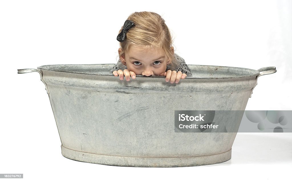 Jeune fille dans un bol de zinc - Photo de Zinc libre de droits