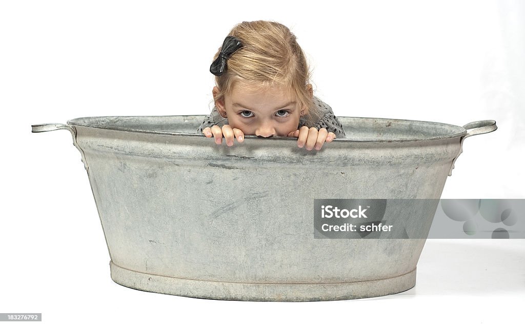 Garota em uma tigela de zinco - Foto de stock de Zinco royalty-free