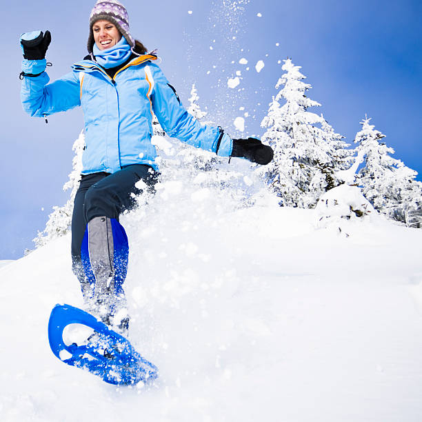 invierno alegría - winter snowshoeing running snowshoe fotografías e imágenes de stock