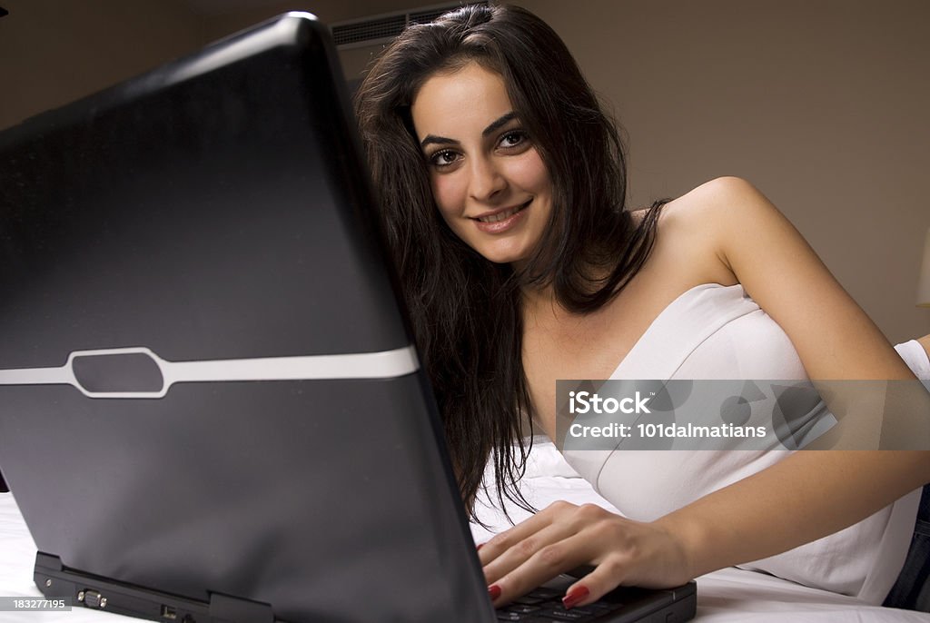Привлекательная женщина с ноутбуком - Стоковые фото 20-29 лет роялти-фри
