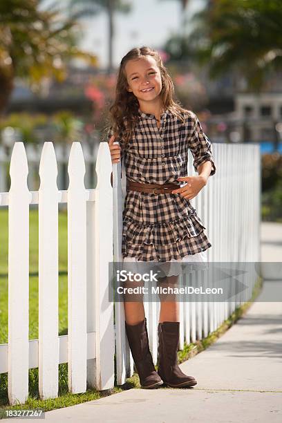 Retrato De La Niña Foto de stock y más banco de imágenes de 8-9 años - 8-9 años, Aire libre, Alegre