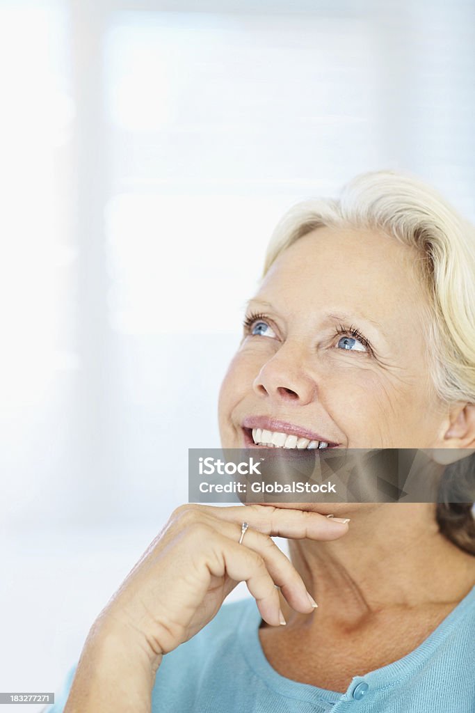 クローズアップた笑顔のシニアレディー見上げる - 50-54歳のロイヤリティフリーストックフォト