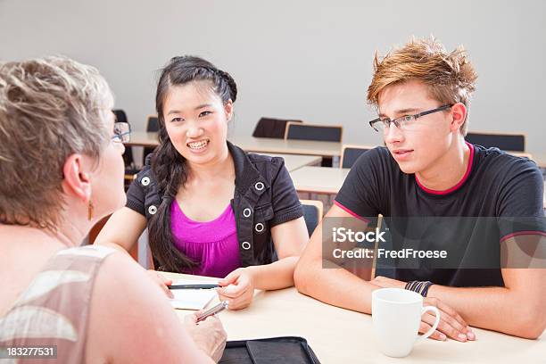 Os Alunos - Fotografias de stock e mais imagens de Aluno da Universidade - Aluno da Universidade, Apoio, Discussão