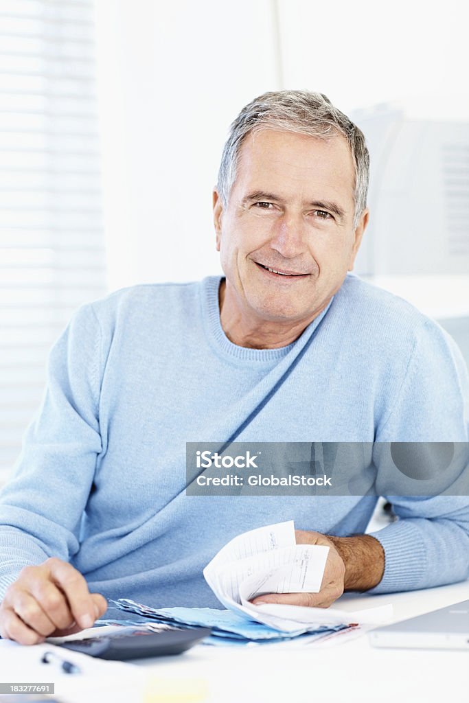 Uomo anziano, lavorando le sue finanze, mentre guardando - Foto stock royalty-free di Calcolatrice