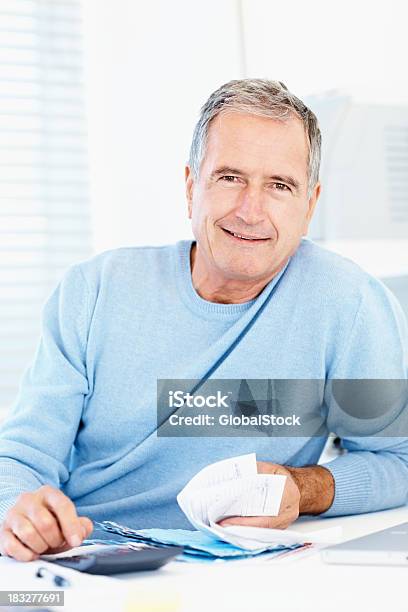 Uomo Anziano Lavorando Le Sue Finanze Mentre Guardando - Fotografie stock e altre immagini di Calcolatrice