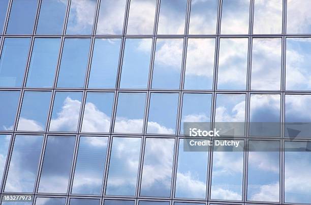 Sky Riflettendo In Office Building - Fotografie stock e altre immagini di Cielo - Cielo, Esterno di un edificio, Riflesso