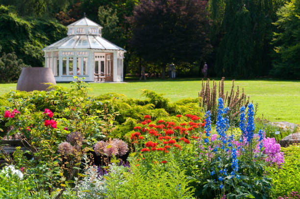 летние цветы, лужайку и белый павильон - garden pavilion стоковые фото и изображения