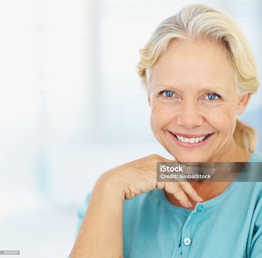 Schöne senior Frau mit copyspace geben Sie ein warmes Lächeln - Lizenzfrei 50-54 Jahre Stock-Foto