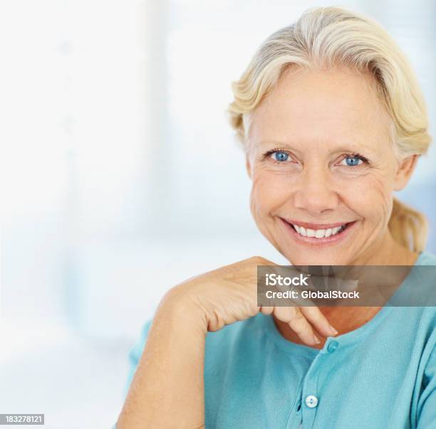 Schöne Senior Frau Mit Copyspace Geben Sie Ein Warmes Lächeln Stockfoto und mehr Bilder von 50-54 Jahre