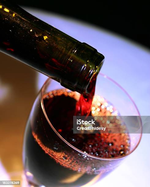 Foto de Garçom Doses De Vinho e mais fotos de stock de Bebida - Bebida, Bebida alcoólica, Comida e bebida